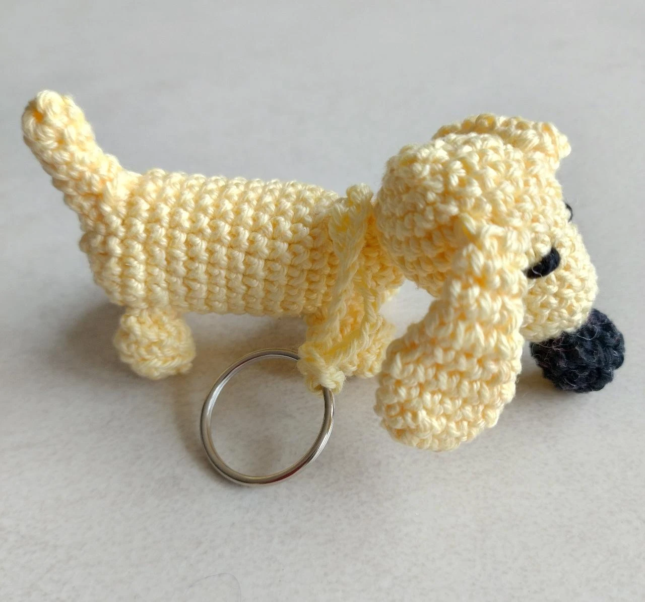 Colgante de llave hecho a mano con diseño de teckel amarillo – photo 3